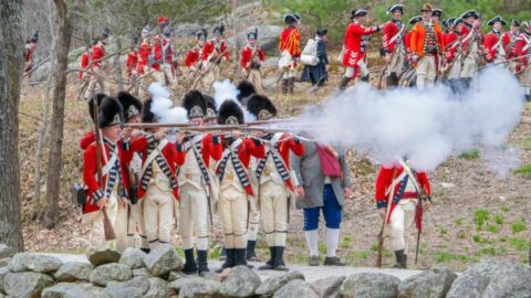 3AWX94X Lincoln, Massachusetts, USA. April 19, 2025  Lincoln, Massachusetts, United States.
Re-enactors portraying colonial militia and British soldiers take part in re-enactment on Battle Road at Minute Man National Park in Lincoln, MA. at the 250th anniversary of the beginning of the American Revolution. Over 700 re-enactors took park in the re-enactment.  (Rick Friedman  ) Credit: Rick Friedman/Alamy Live News