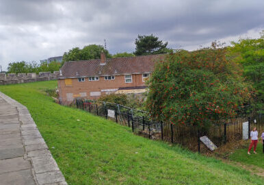 Cllr-Merrett-and-Ravilious-at-the-Willow-House-site.jpg